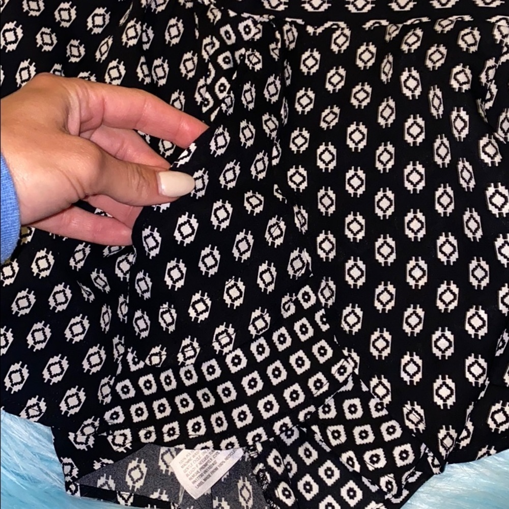 Xhilaration XS shorts black & white with pockets​​ - Picture 4 of 4